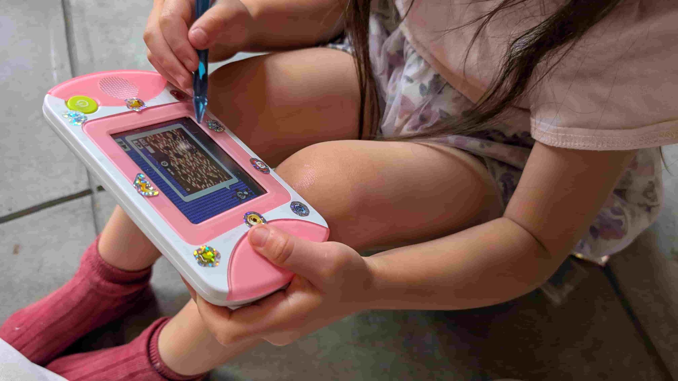 こどもちゃれんじのタブレットで学習中