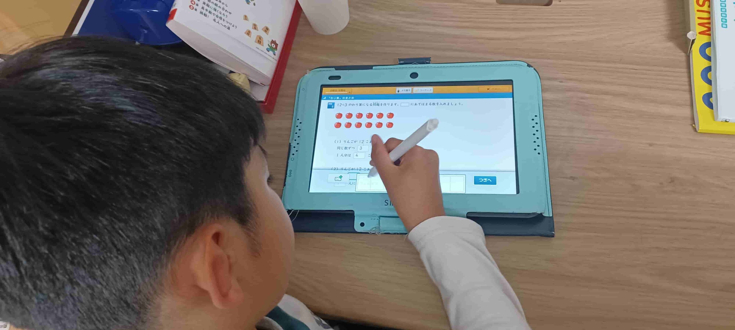スマイルゼミのタブレットで学習している様子